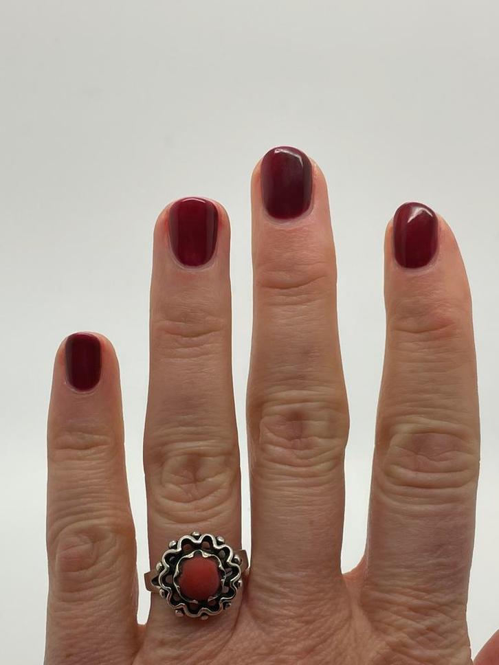 B981 Prachtige zilveren ring bloedkoraal maat 18, Sieraden, Tassen en Uiterlijk, Antieke sieraden, Ring, Zilver, Ophalen of Verzenden
