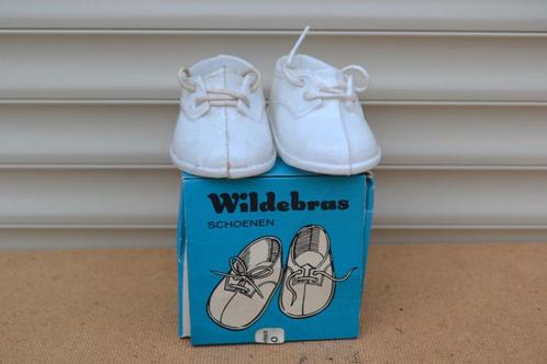 Mooie originele wildebras schoentjes in doosje  NR 8278, Verzamelen, Poppen, Zo goed als nieuw, Kleertjes, Ophalen of Verzenden