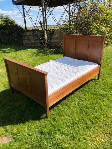 Houten twijfelaar bed beschikbaar voor biedingen