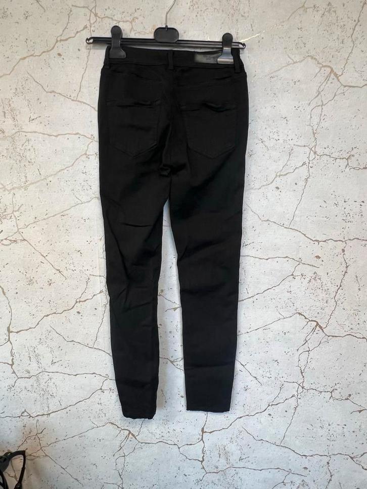 Zwarte Vero Moda Jeans maat xs of 164, Kleding | Dames, Spijkerbroeken en Jeans, Zo goed als nieuw, W28 - W29 (confectie 36), Zwart