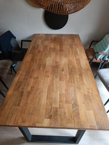 Eikenhouten eettafel beschikbaar voor biedingen