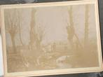 Oude foto 1903 gezelschap langs beekje., Natuur, Gebruikt, Foto, Ophalen of Verzenden