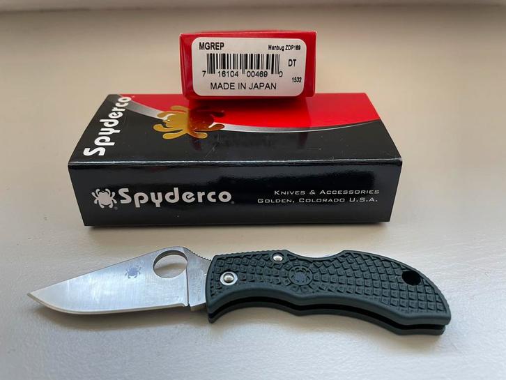 Spyderco Manbug ZDP-189 British Racing Green, Caravans en Kamperen, Kampeergereedschap, Nieuw, Ophalen of Verzenden