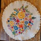 Geborduurd rond kleedje met bloemen, Huis en Inrichting, Verzenden, Zo goed als nieuw