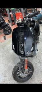 Vespa schadeherstel en spuitwerk, Ophalen, Zo goed als nieuw, Benzine