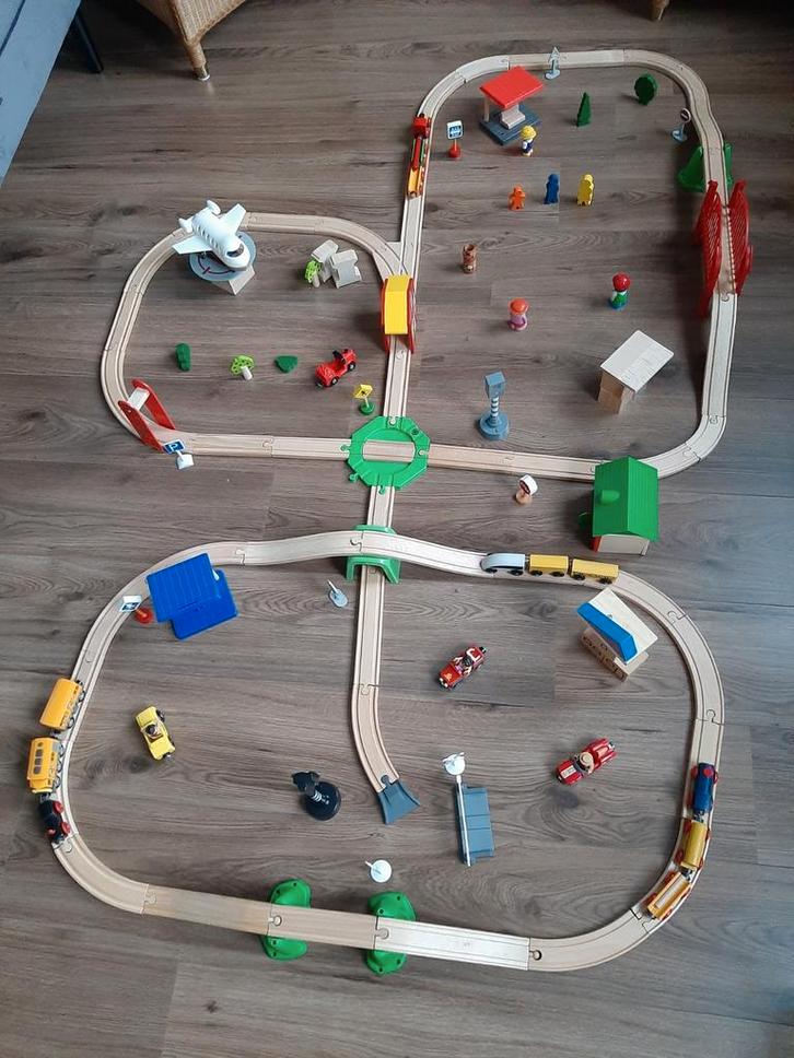 Grote treinbaan treintjes stoplicht auto's vliegtuig popjes, Kinderen en Baby's, Speelgoed | Houten speelgoed, Gebruikt, Ophalen of Verzenden