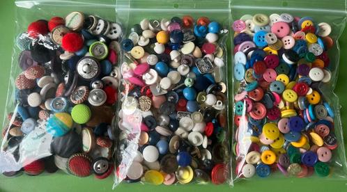 Vrolijke kleine knoopjes: plat, bolletjes, stof, Hobby en Vrije tijd, Naaien en Fournituren, Zo goed als nieuw, Knoop of Knopen