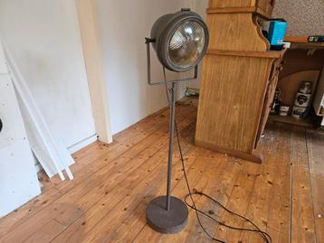 Industriële stijl vloerlamp beschikbaar voor biedingen
