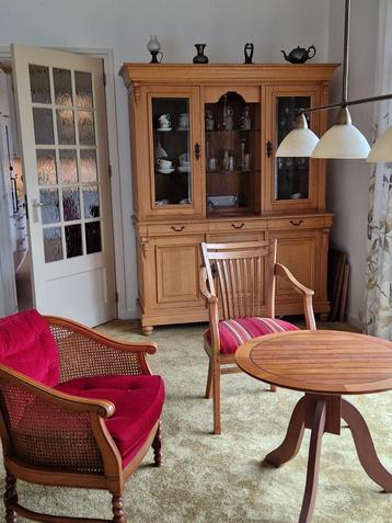 Vitrinekast - servieskast  beschikbaar voor biedingen