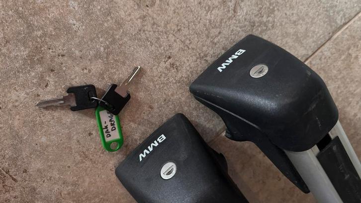 Originele BMW dakdragers - E60 / E61 met dakrails, Auto diversen, Dakdragers, Gebruikt, Ophalen of Verzenden