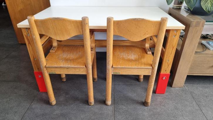 Houten kindertafel + 2 schilte kinderstoeltjes, Kinderen en Baby's, Kinderkamer | Tafels en Stoelen, Gebruikt, Tafel(s) en Stoel(en)