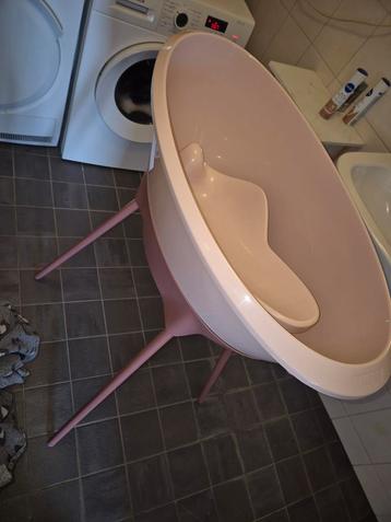Roze babybadje met standaard en inzet beschikbaar voor biedingen