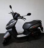 Mat grijze Peugeot Kisbee bromscooter, Fietsen en Brommers, Scooters | Peugeot, Ophalen, Overige modellen, Zo goed als nieuw, Benzine