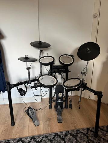 Roland TD-4 Elektrisch Drumstel met mesh heads + koptelefoon beschikbaar voor biedingen