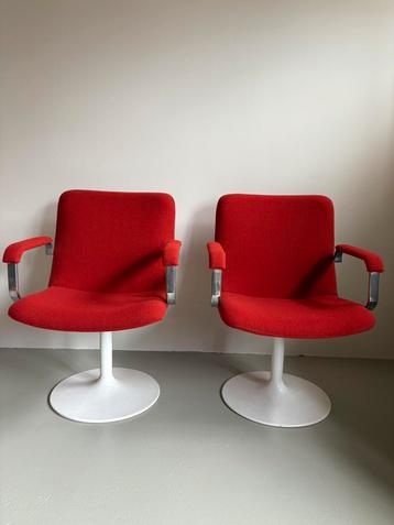 Set Artifort channel chairs nieuw gestoffeerd beschikbaar voor biedingen