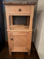 Houten nachtkastje met marmeren blad, Huis en Inrichting, Slaapkamer | Nachtkastjes, Ophalen, Gebruikt, Minder dan 45 cm, 55 tot 70 cm