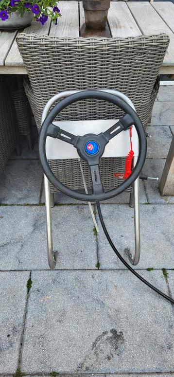 stuurconsole motorboot + bankje beschikbaar voor biedingen
