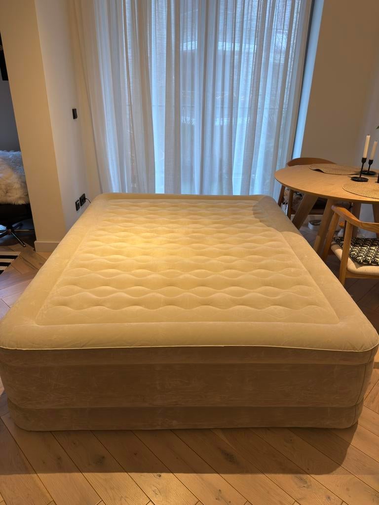 INTEX Ultra Plush Queen Airbed with built-in pump, Ophalen of Verzenden, Zo goed als nieuw