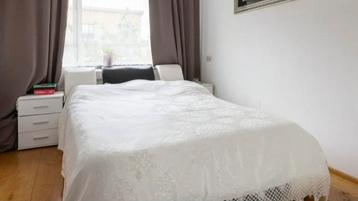 Tweepersoonsbed met opbergruimte + nachtkastjes - €130