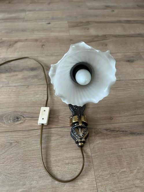 Vintage wandlamp met sierlijke glazen kap, Huis en Inrichting, Lampen | Wandlampen, Gebruikt, Ophalen