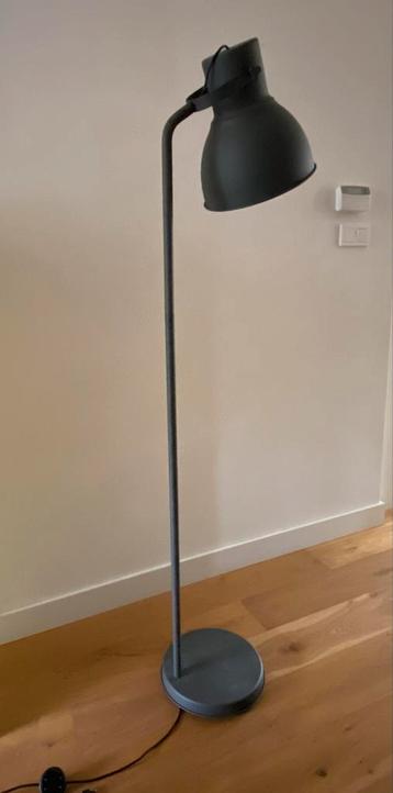 Grijze Vloerlamp - Industrieel Design beschikbaar voor biedingen