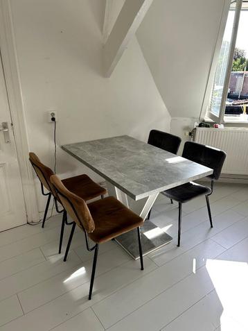 Eettafel en stoelen