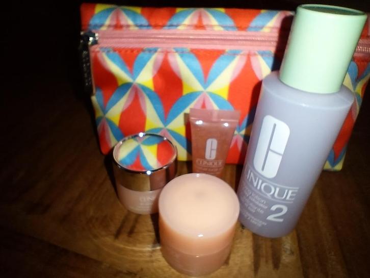 Clinique toilettasje met 3 mini productjes 1 fullsize NIEUW, Sieraden, Tassen en Uiterlijk, Toilettassen, Nieuw, Dame, Overige kleuren