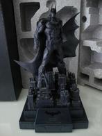 Batman Arkham Knight Gotham City Light Up Figure + artbook, Ophalen of Verzenden, Zo goed als nieuw