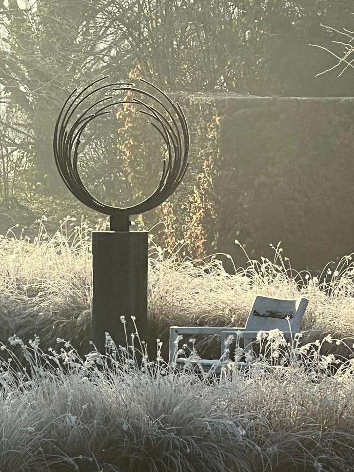 IJzeren sculptuur op hardhouten sokkel, Antiek en Kunst, Kunst | Beelden en Houtsnijwerken, Ophalen of Verzenden