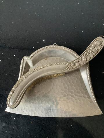 Brocante tafelvegertje met blik beschikbaar voor biedingen
