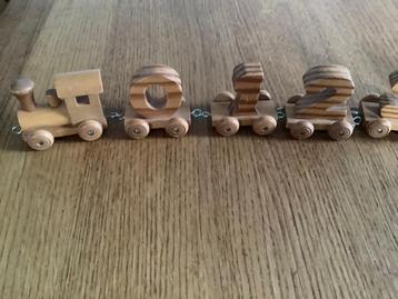 Houten trein beschikbaar voor biedingen