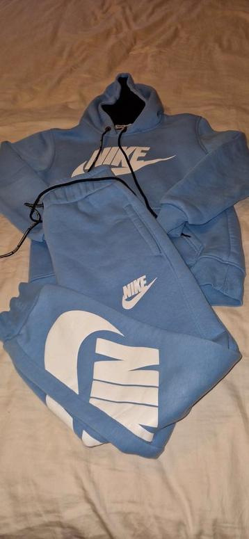 Mooie joggingpak beschikbaar voor biedingen