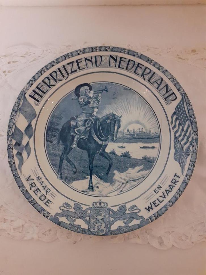 Societe Ceramique - wandbord herrijzend Nederland, Antiek en Kunst, Antiek | Wandborden en Tegels, Ophalen of Verzenden