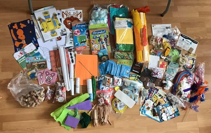 Groot knutselpakket met oa crêpepapier, pompons, stickers, Hobby en Vrije tijd, Knutselen, Nieuw, Materiaal, Ophalen of Verzenden