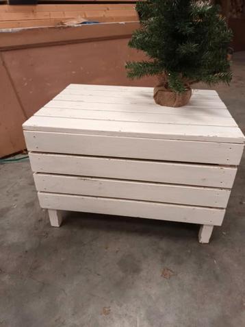 Leuke houten kist met klep opbergkist bijzettafel beschikbaar voor biedingen