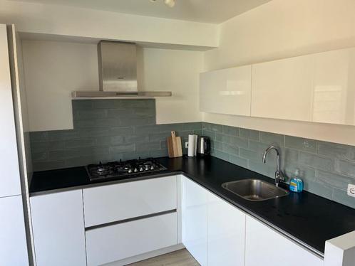 Complete keuken, Huis en Inrichting, Keuken | Complete keukens, Gebruikt, Hoekkeuken, Wit, Kunststof, Greeploos, Hoogglans of Gelakt