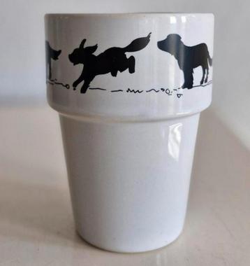Melkbeker met Zwarte Honden opdrukken beschikbaar voor biedingen
