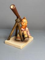 Goebel / M.I. Hummel beeldje – jongetje met telescoop, Verzamelen, Beelden en Beeldjes, Ophalen of Verzenden, Gebruikt, Hummel