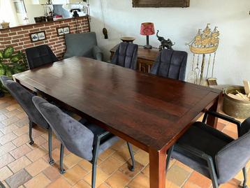 Grote eettafel. Voor 6 tot 8 mensen. beschikbaar voor biedingen
