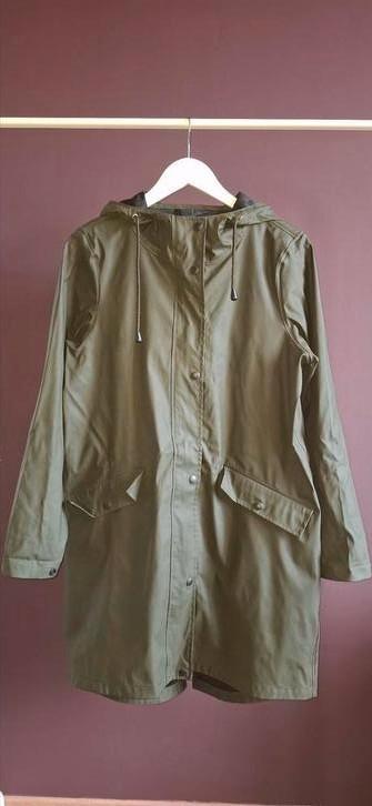 Groene (regen) jas maat M  beschikbaar voor biedingen