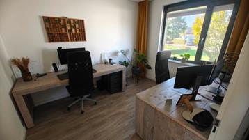 2 steigerhouten bureaus beschikbaar voor biedingen