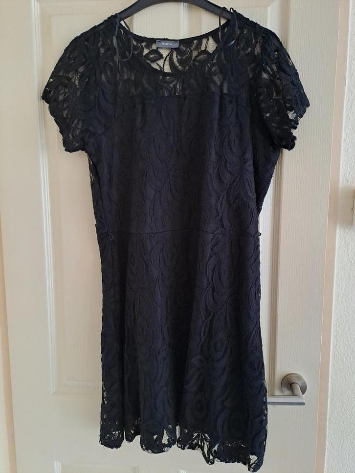 Zwarte kanten jurkje met kort mouwtje maat L, Kleding | Dames, Jurken, Gedragen, Maat 42/44 (L), Zwart, Boven de knie, Ophalen of Verzenden