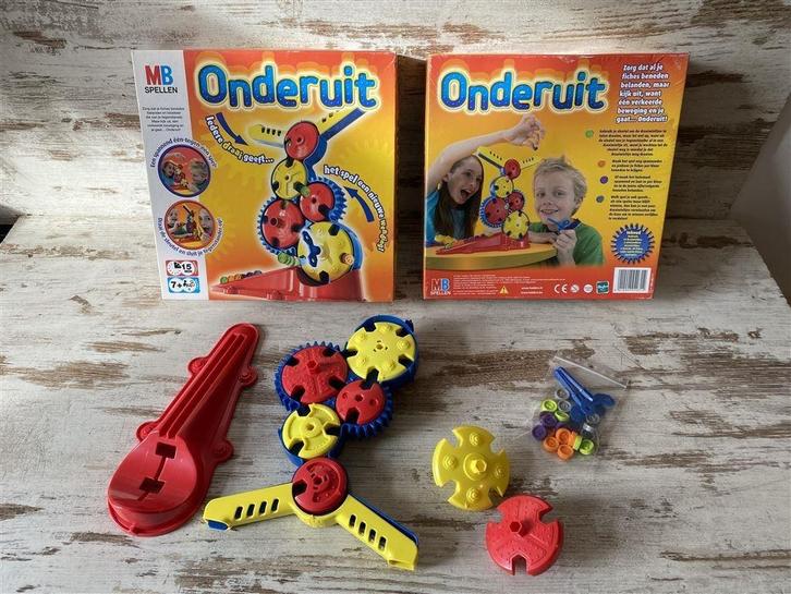 Onderuit MB vernieuwde versie [s47], Hobby en Vrije tijd, Gezelschapsspellen | Bordspellen, Zo goed als nieuw, Ophalen of Verzenden