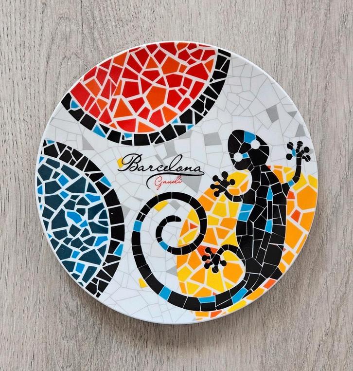 Wandbord Barcelona Gaudi Mozaïek Wanddecoratie Bord, Antiek en Kunst, Antiek | Wandborden en Tegels, Verzenden