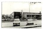 Maurik  KVR 16-5520  Huishoudschool met div. Auto's, Verzamelen, Ansichtkaarten | Nederland, Gelderland, 1960 tot 1980, Ongelopen