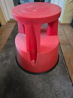 Opstap kruk rood met mag voor €15, Huis en Inrichting, Krukjes, Ophalen of Verzenden, Zo goed als nieuw, Hout