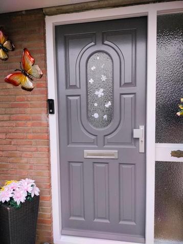 Buitendeur met glas 213cm x 88cm beschikbaar voor biedingen