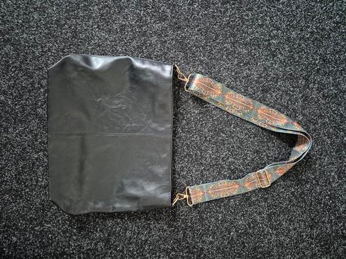 Zwarte Schoudertas met Decoratieve Band, Sieraden, Tassen en Uiterlijk, Tassen | Schoudertassen, Nieuw, Overige merken, Zwart