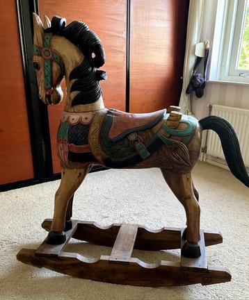 Decoratief houten hobbelpaard beschikbaar voor biedingen