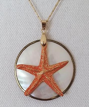 Parelmoer schelp met zeester bedel aan goudkleurige ketting beschikbaar voor biedingen